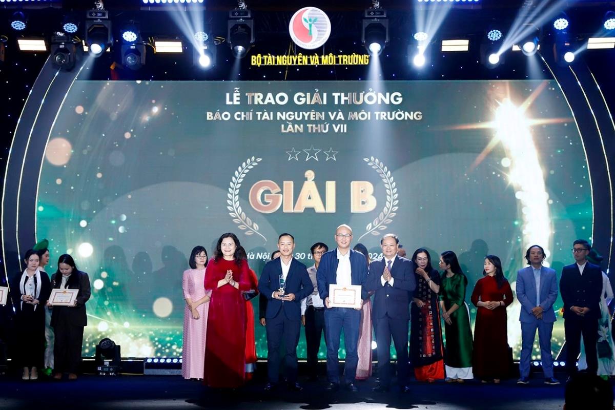 BTC trao giải B cho các tác giả, nhóm tác giả đạt giải.