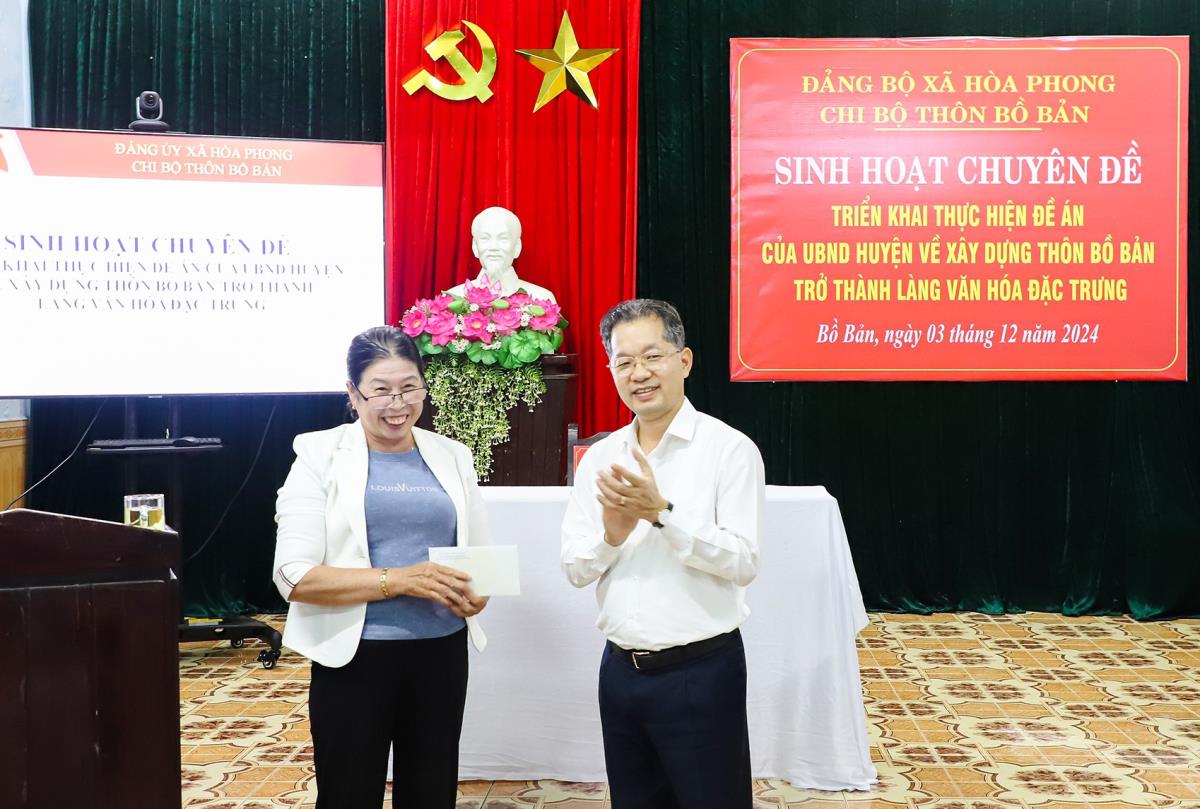 Chủ tịch HĐND thành phố Ngô Xuân Thắng phát biểu tại buổi sinh hoạt chi bộ Khái Tây 2B.