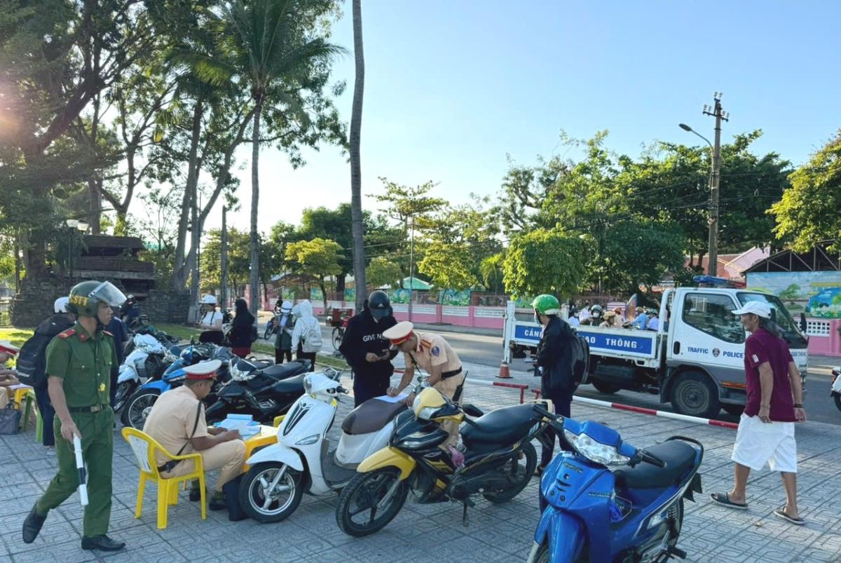 Lực lượng CSGT ra quân xử lý người chưa đủ điều kiện điều khiển xe máy từ 50cm3 trở lên.