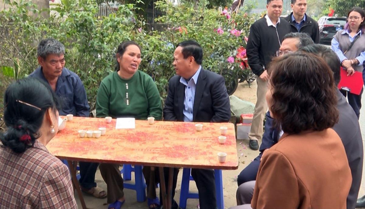 Đồng chí Nguyễn Trọng Hài, Phó Chủ tịch UBND tỉnh thăm hỏi, chia sẻ với thân nhân nạn nhân.