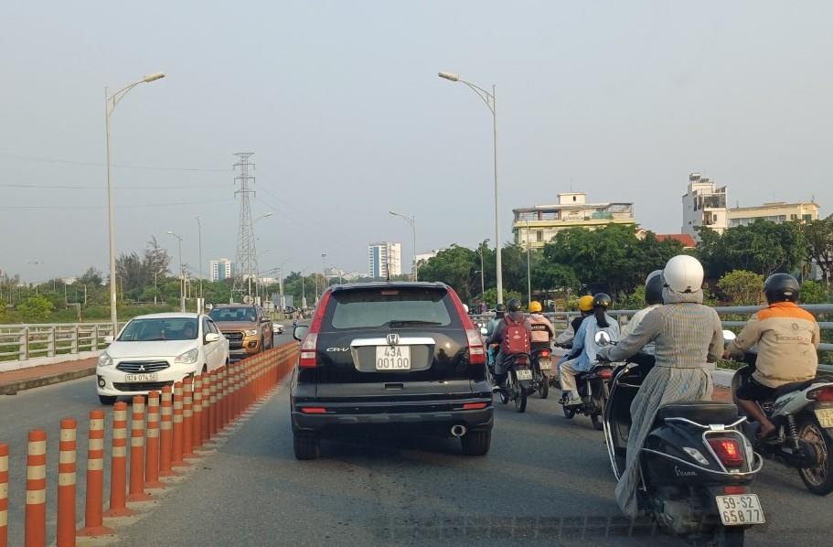 Cầu Hòa Xuân thường xuyên ùn tắc vào giờ cao điểm.