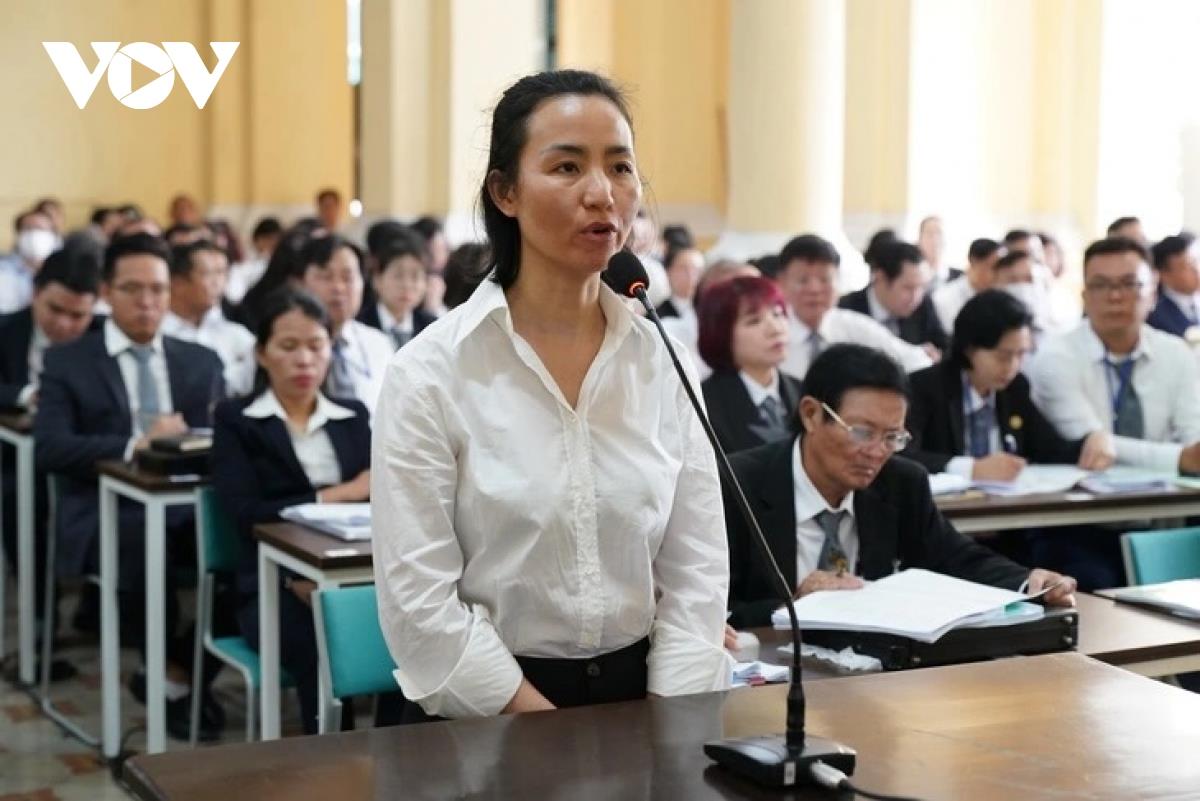 Bà Trương Mỹ Lan (áo trắng) trong phiên toà hôm nay.