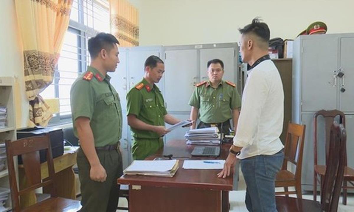 Cơ quan 33win03 đọc quyết định khởi tố bị can và lấy lời khai đối tượng N.T.T