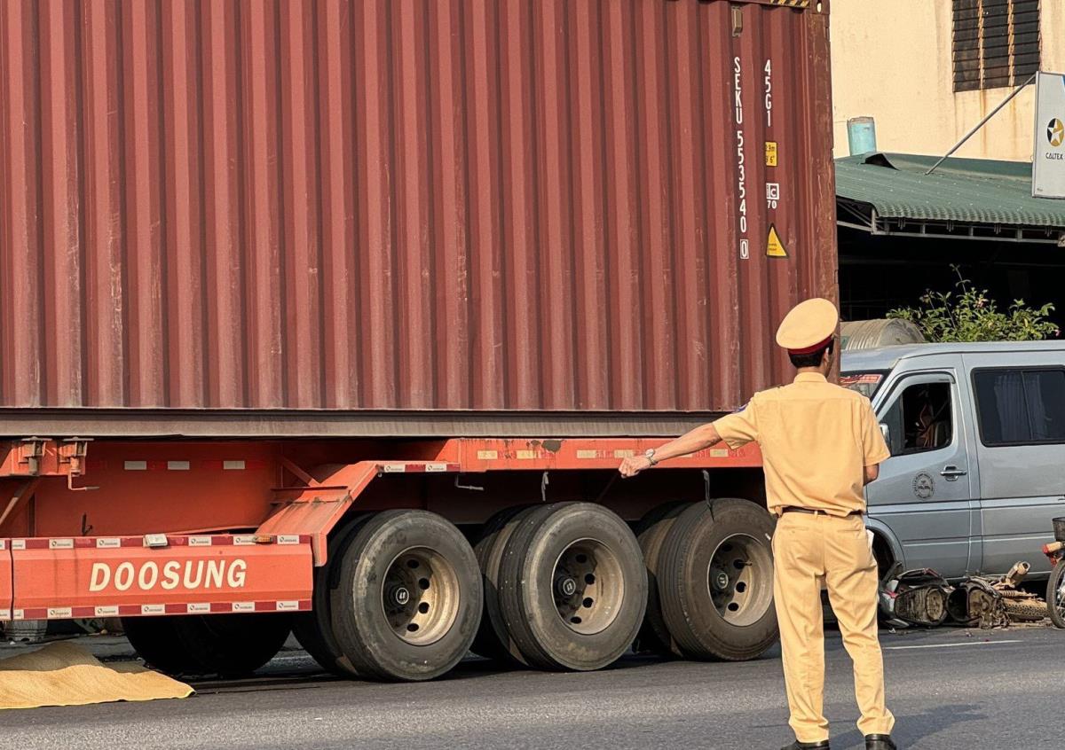 CSGT khám nghiệm hiện trường vụ TNGT.