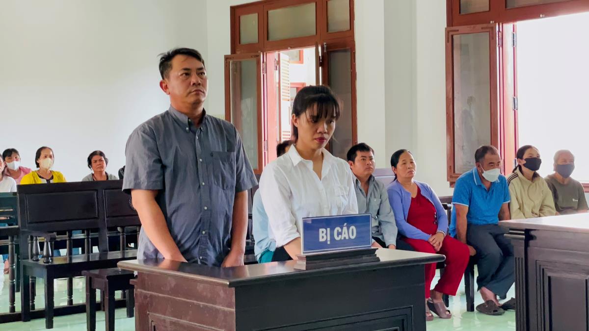 Hai bị cáo tại phiên tòa.