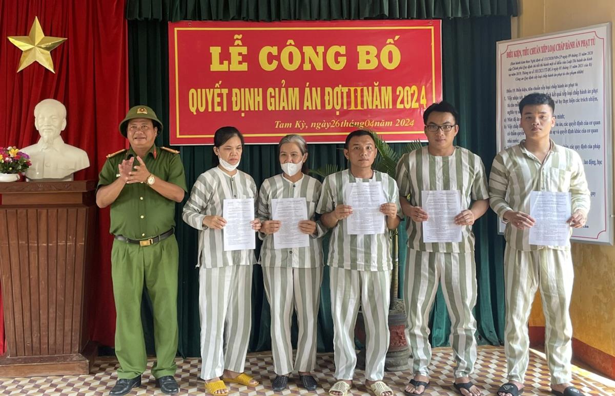Trao Quyết định giảm án cho phạm nhân dịp 30-4.
