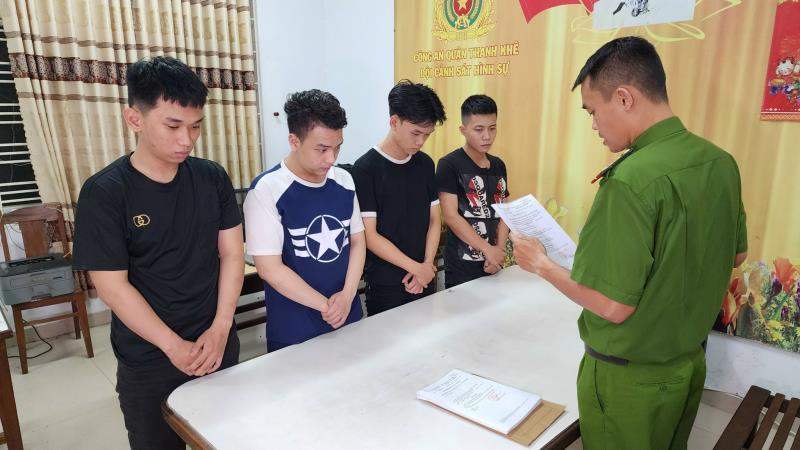 Phạm Ngọc Sơn và số súng được chế tạo để bán qua mạng.
