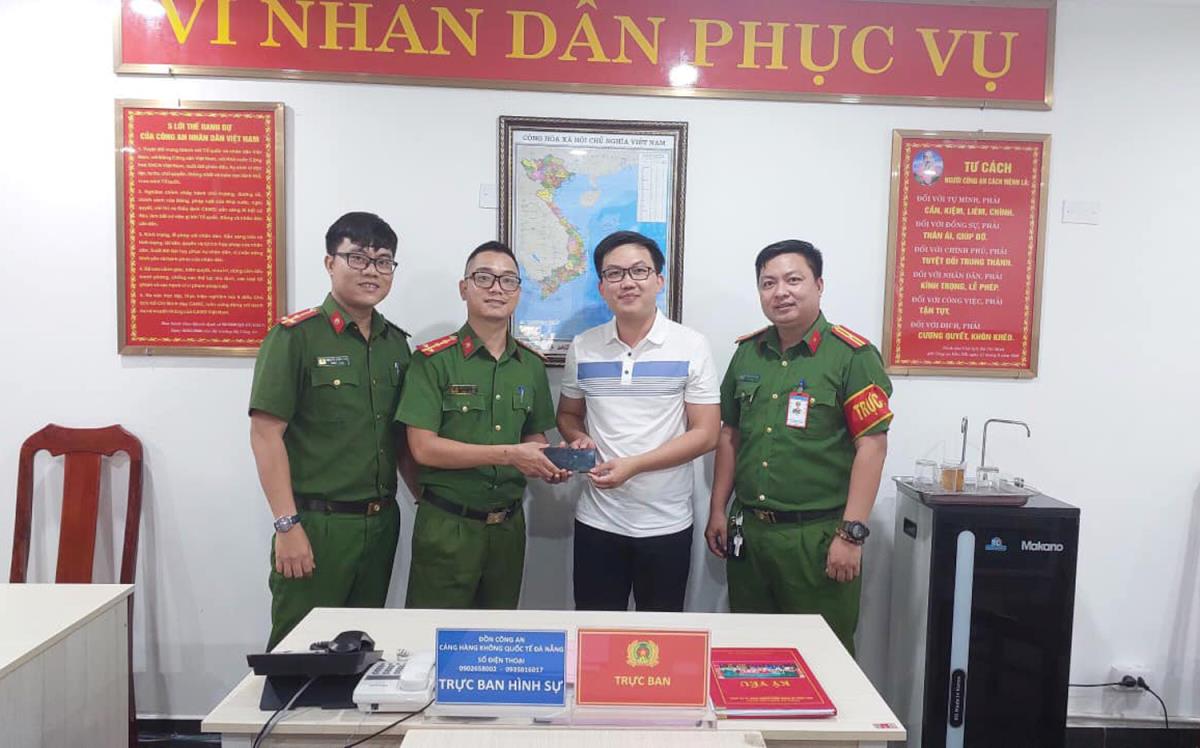 Đồn 33win03 Cảng HKQT win33com trao trả tài sản cho ông Đoàn Vân Chơn (bố ruột của chị Quỳnh).