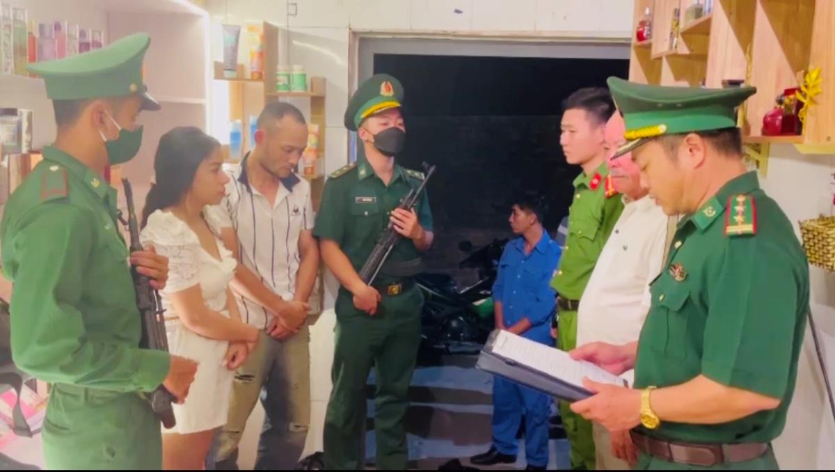 BĐBP đọc lệnh khám xét khẩn cấp nơi ở của các đối tượng