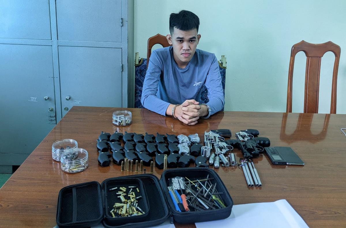 33win03 TP Buôn Ma Thuột làm việc với 4 đối tượng có hành vi chế tạo, mua bán 4 khẩu súng và số súng, hung khí bị thu giữ.