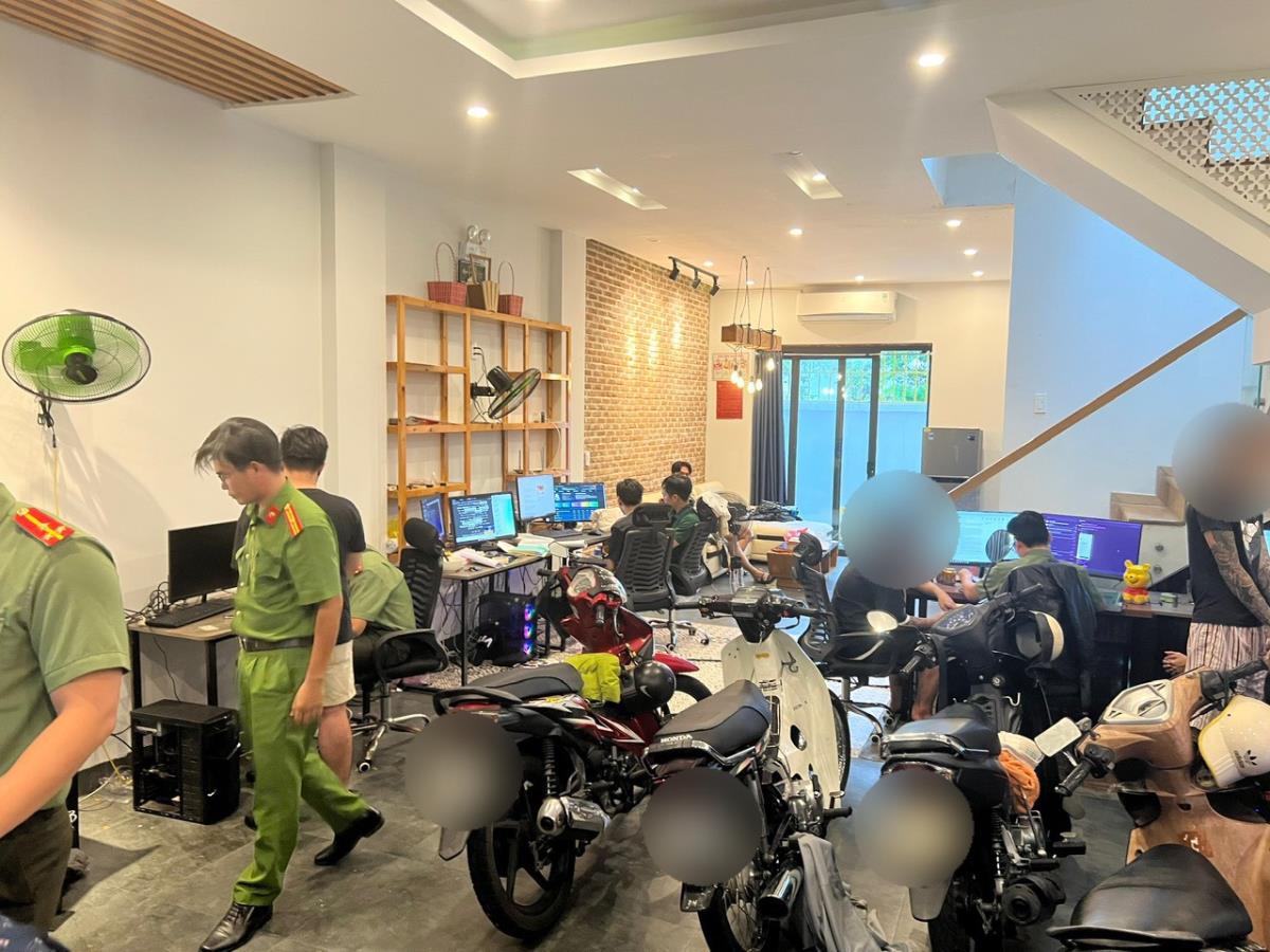 Phạm Nguyễn Phước Thuận cùng những bộ phận của súng được mua trên mạng