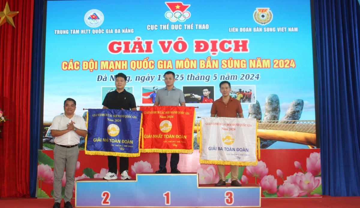 Nguyễn Minh Châu - Đặng Lê Ngọc Mai - Nguyễn Thùy Trang đoàn CAND xuất sắc giành HCV nội dung đồng đội 10m súng ngắn hơi nữ.