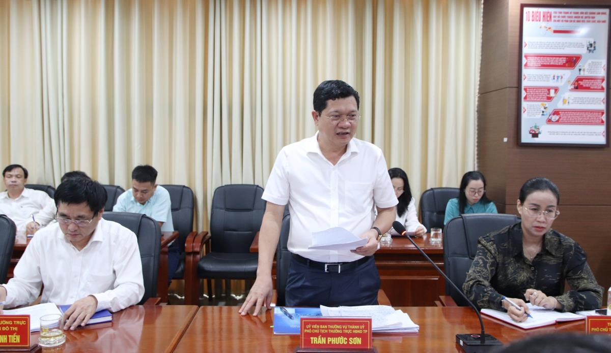 Phó Chủ tịch UBND TP Trần Chí Cường giải trình một số vấn đề nổi bật trên địa bàn thành phố.