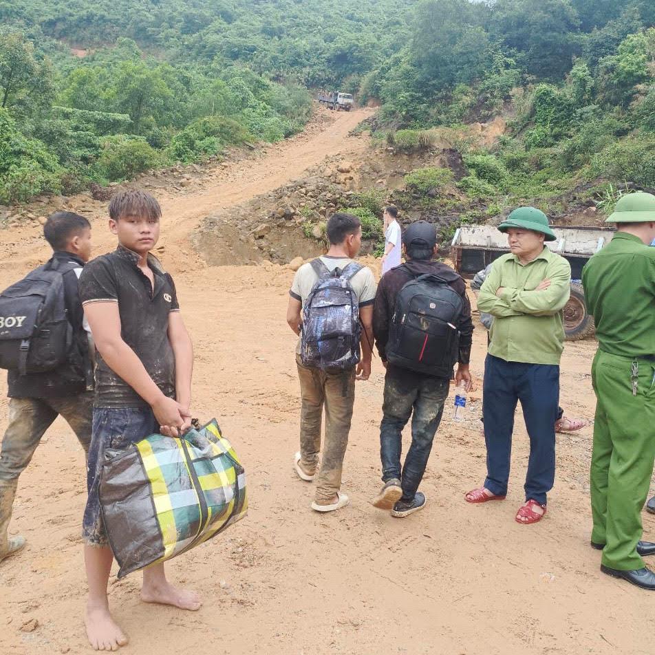 Các lực lượng chức năng có mặt tại hiện trường để cứu hộ cứu nạn, đưa người bị thương đi cấp cứu