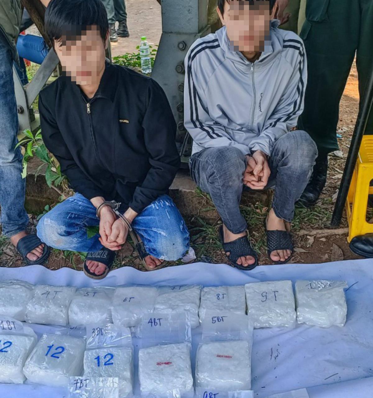 2 đối tượng vận chuyển 20kg ma túy “đá” bị bắt cùng tang vật.