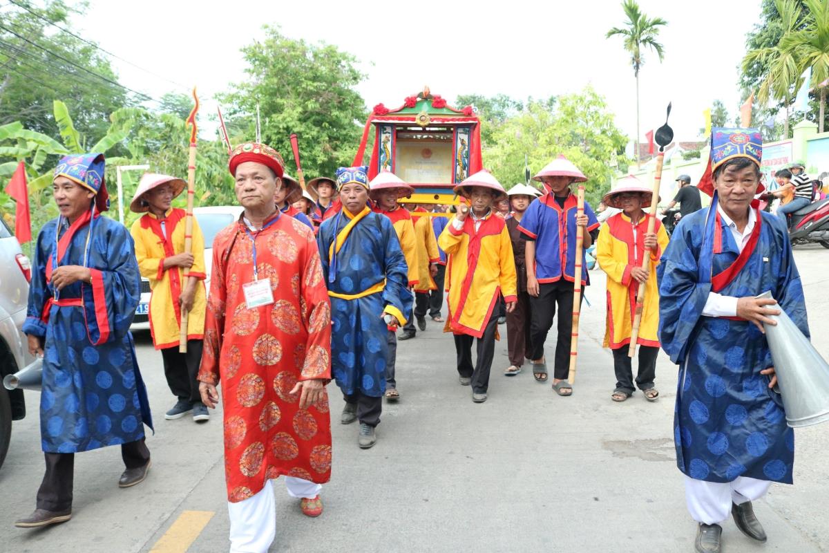 Trẻ em và dân làng Phong Lệ hóa thân thành những mục đồng trong ngày lễ hội.