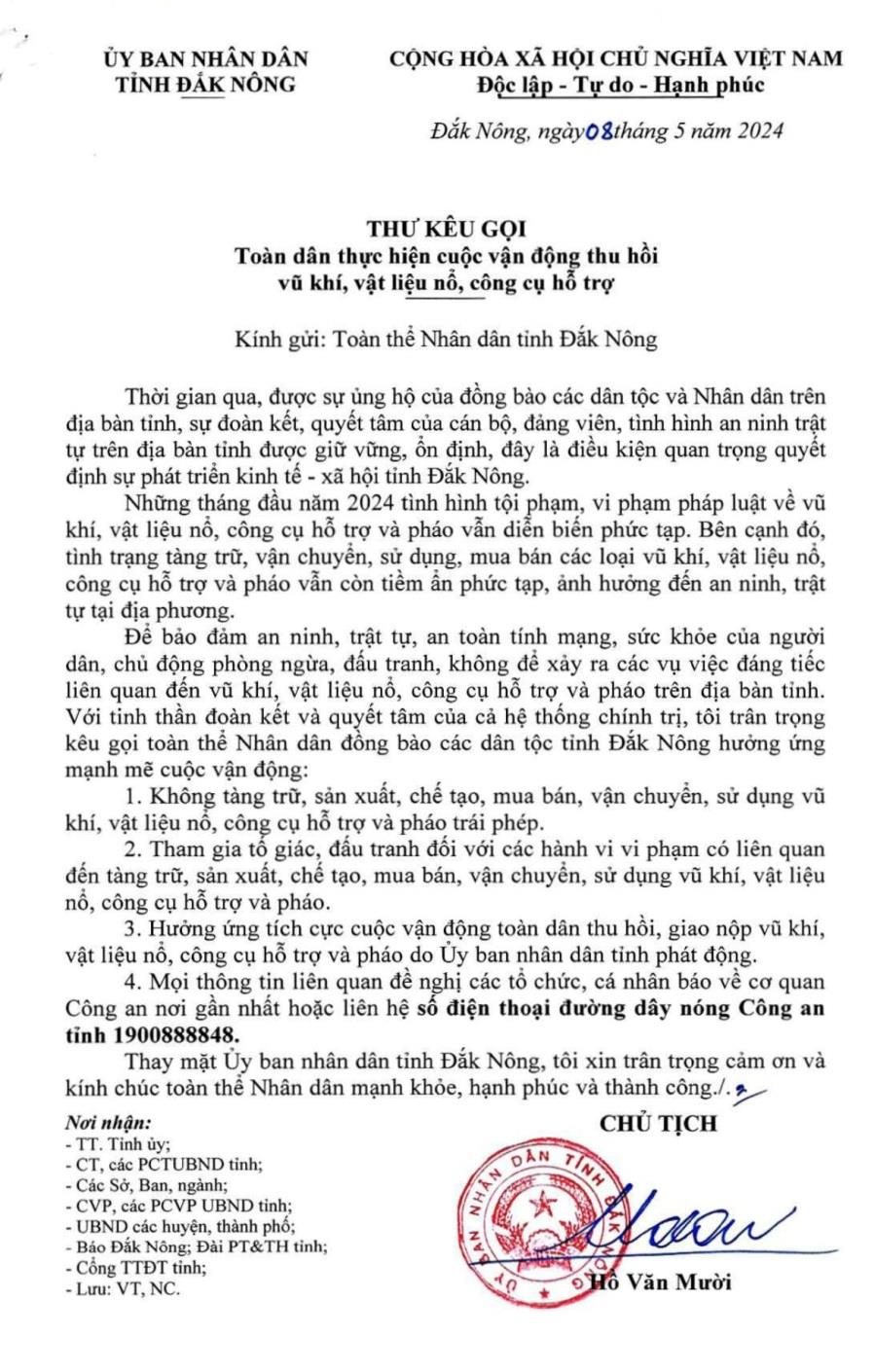 Lực lượng 33win03 phát tờ rơi tuyên truyền người dân giao nộp VK, VLN, CCHT