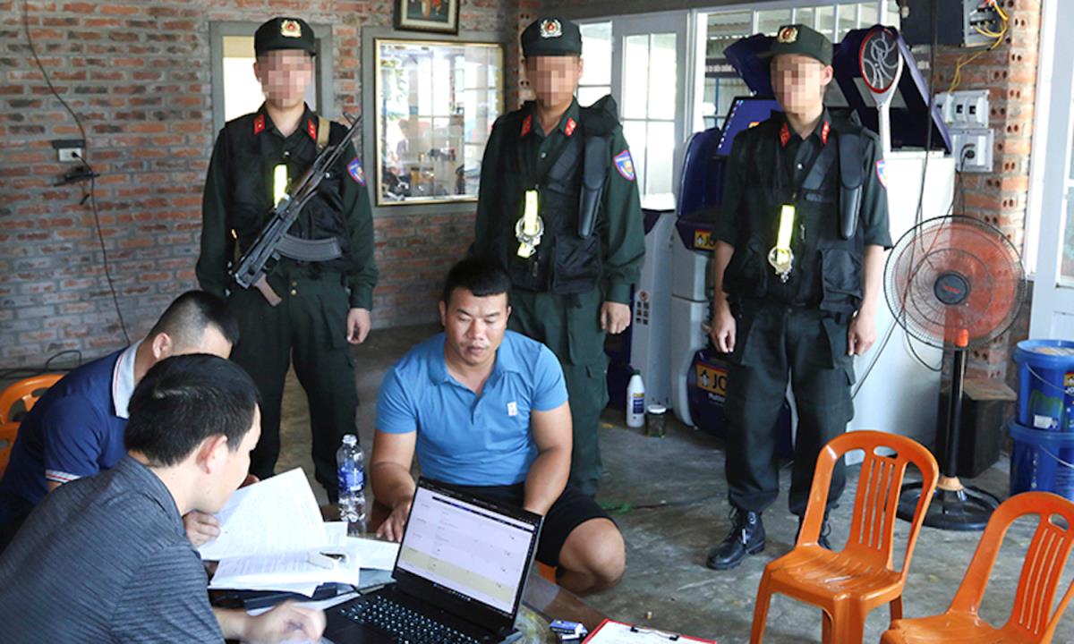 Đối tượng Phạm Anh Cường cùng tang vật liên quan.