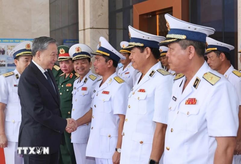 Chủ tịch nước Tô Lâm trồng cây lưu niệm tại Bộ Tư lệnh Quân chủng Hải quân. (Ảnh: Nhan Sáng/TTXVN)