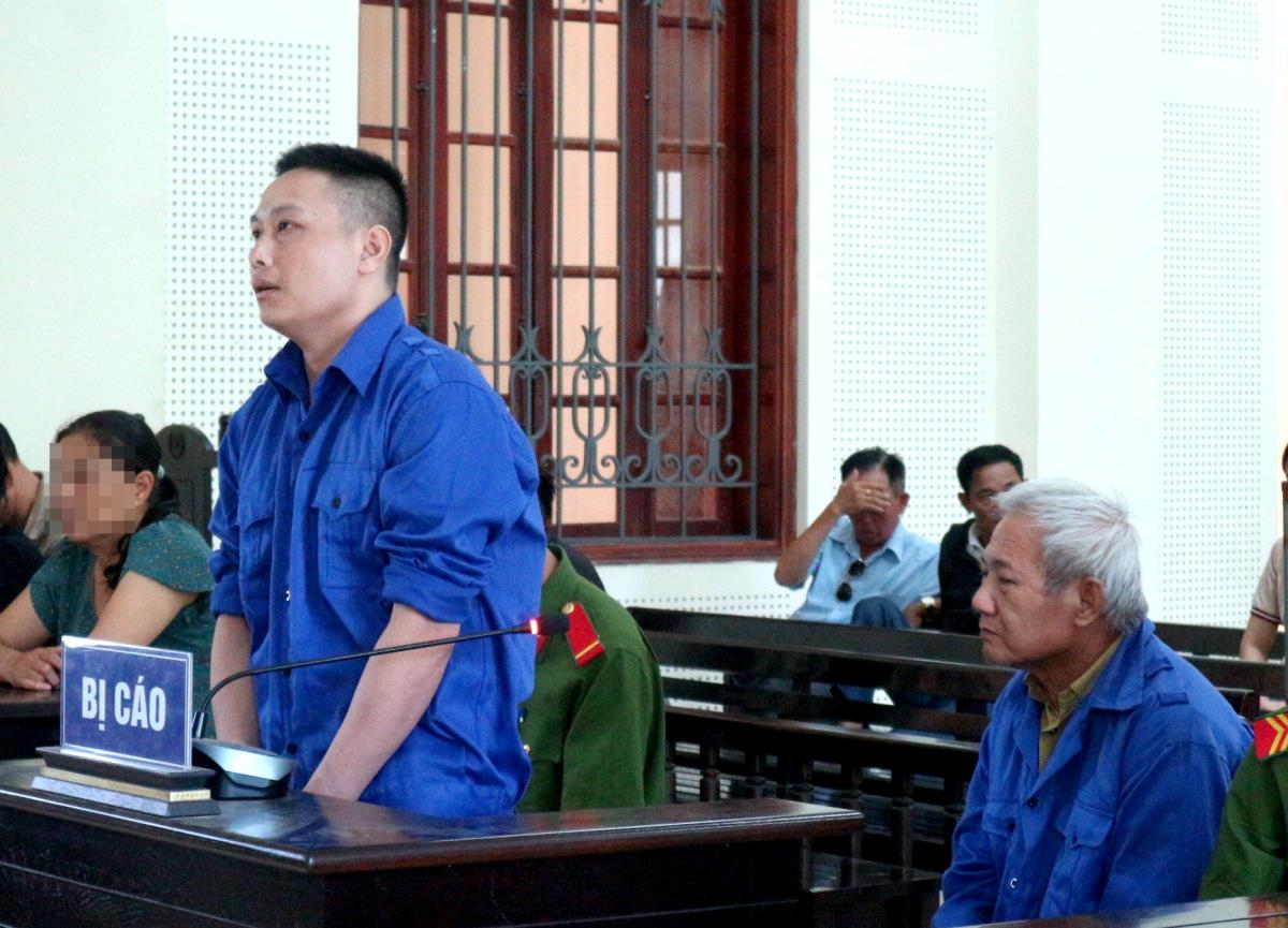 Hai bị cáo Trần Xuân Vinh và Dương Đức Hiếu tại tòa.