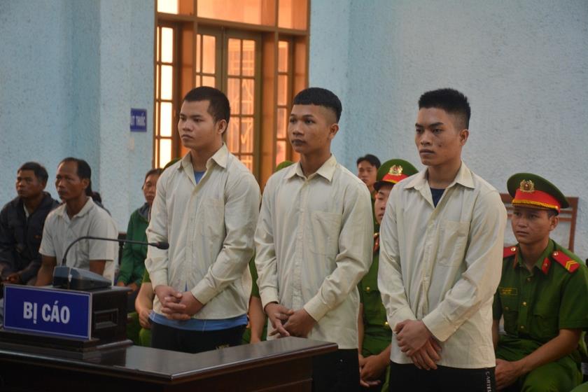 Các bị cáo: Rơ Ô Ngáo, Nay Đinh và Nay Jao tại phiên tòa.