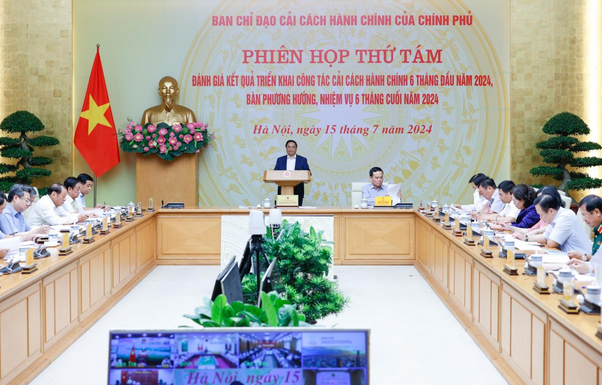 Phó Chủ tịch UBND thành phố Trần Chí Cường phát biểu tham luận tại phiên họp.