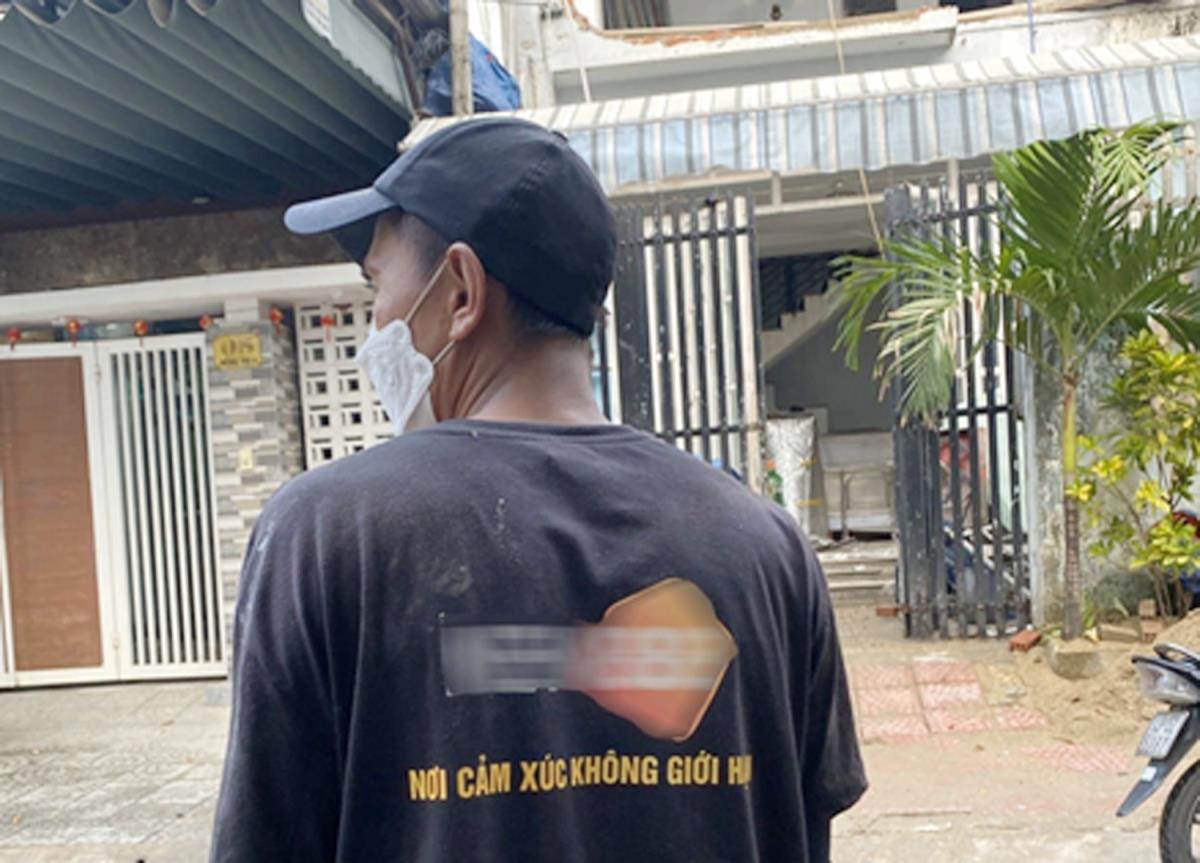 Logo “lạ” xuất hiện trên áo người đi đường.