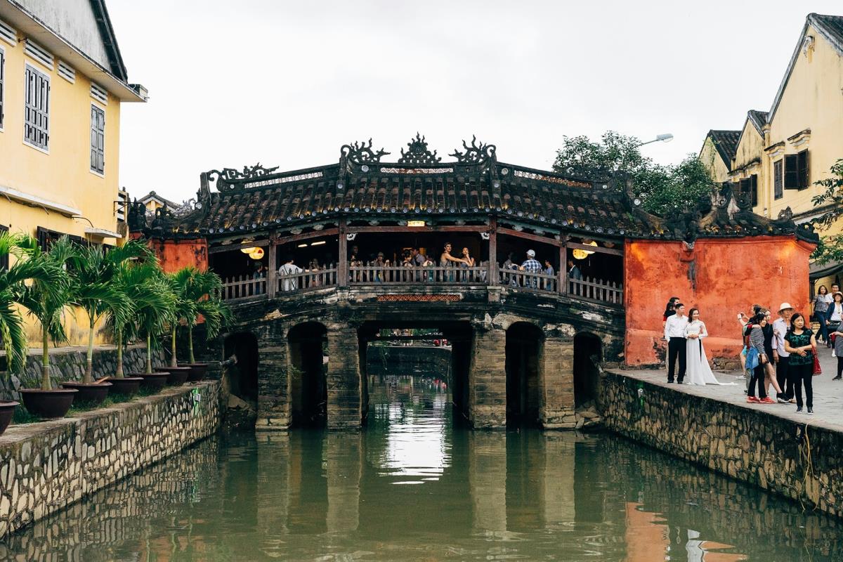Hình ảnh Chùa Cầu trước và sau khi trùng tu.