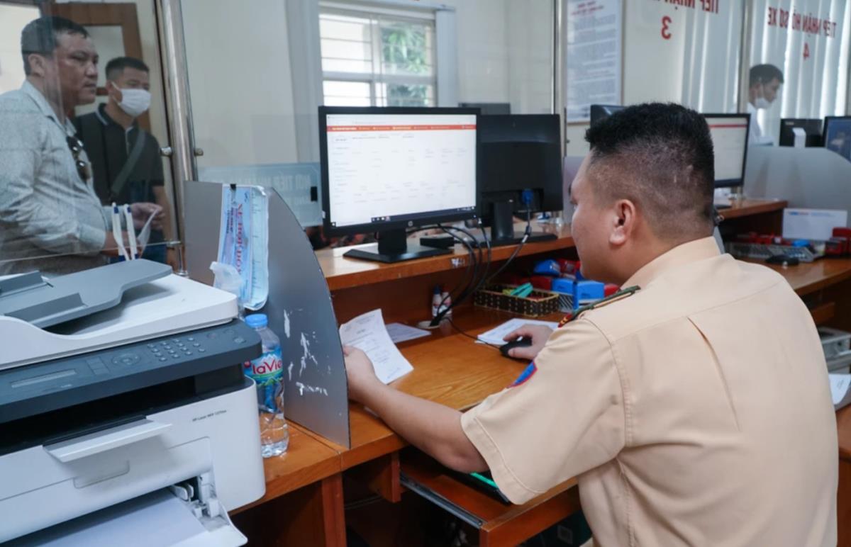 Người dân có thể đăng ký xe lần đầu trên ứng dụng VNeID, cổng dịch vụ công từ 1-8. Ảnh: PHI HÙNG