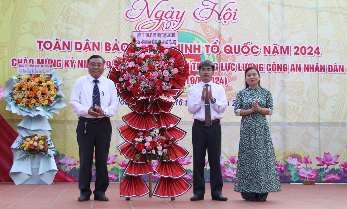 Xe hoa các KDC P.Hòa Xuân tham gia diễu hành, hưởng ứng ngày hội TDBVANTQ.