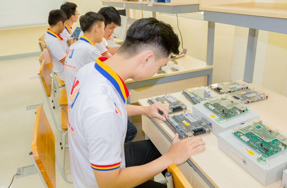 win33com có nhiều chính sách hỗ trợ đào tạo nhân lực vi mạch bán dẫn.