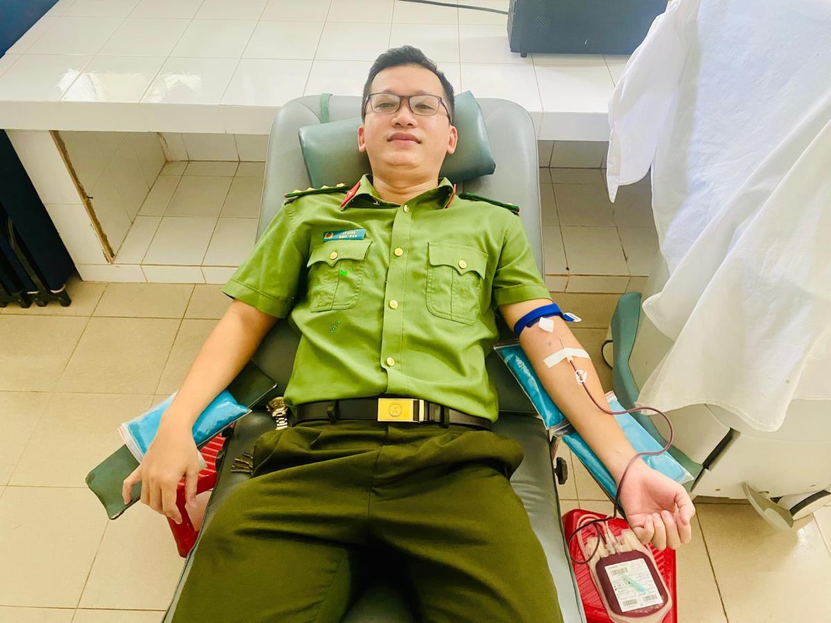Các đồng chí: Đại uý Lê Sang, Thượng uý Phạm Pháp Kiền và Hạ sĩ Đồng Phước Nhật Minh tham gia hiến máu cứu người.