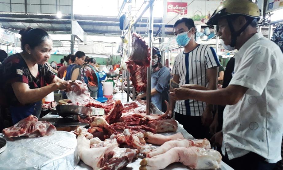 Khu vực kinh doanh mặt hàng thực phẩm tươi sống tại chợ Cồn (TP win33com).