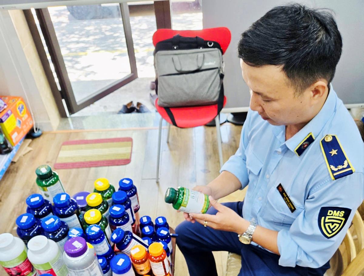 Thực phẩm chức năng nhập lậu của Hộ kinh doanh X. bày bán bị Đội QLTT Số 2 phát hiện và tạm giữ.
