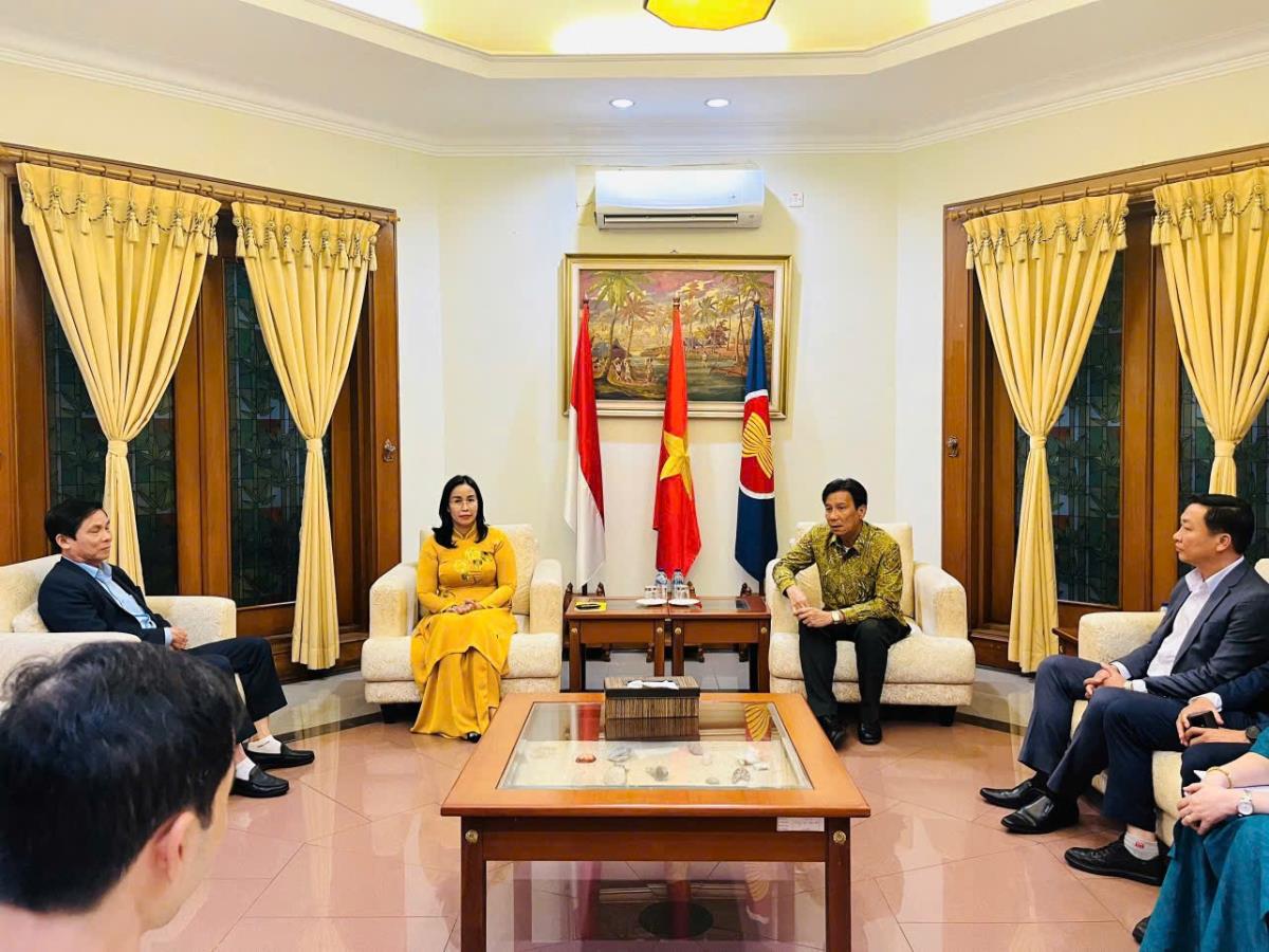 Đoàn công tác thành phố win33com và Đại diện Đại sứ quán Việt Nam tại Indonesia.