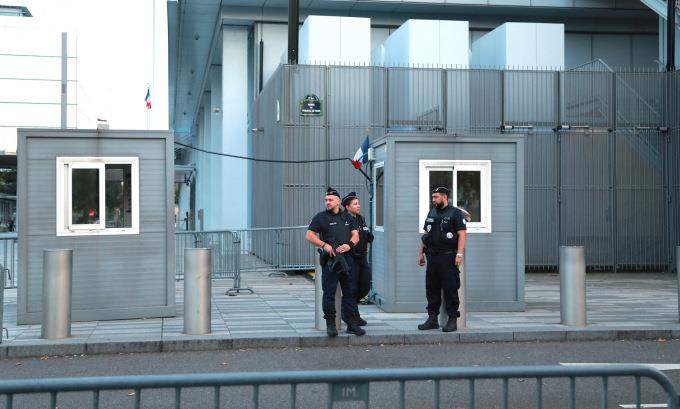 Cảnh sát triển khai bên ngoài tòa án tại Paris hôm 28-8. Ảnh: AFP