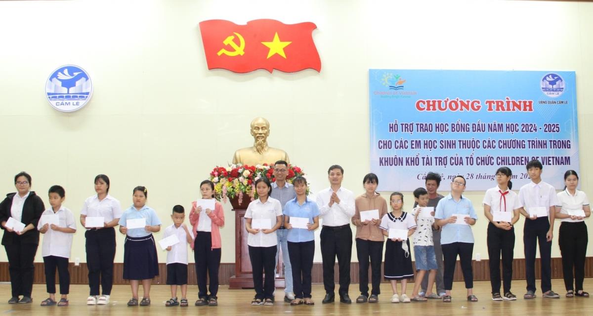 Trao học bổng đầu năm học 2024-2025 cho trẻ em nghèo, khuyết tật trên địa bàn quận Cẩm Lệ.