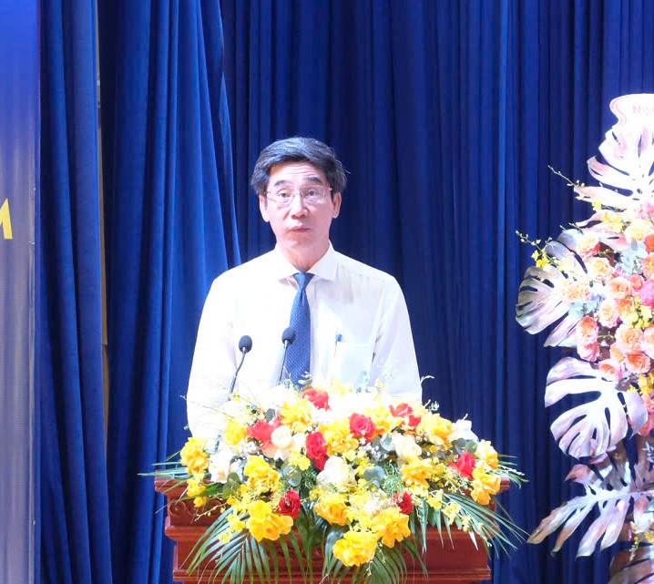 Ông Hoàng Minh, ông Trần Chí Cường cùng các đại biểu đi tham quan các gian hàng triển lãm