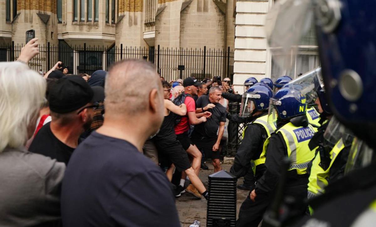 Những người biểu tình cực hữu xô xát với cảnh sát tại London hôm 30-7. Ảnh: Getty Images
