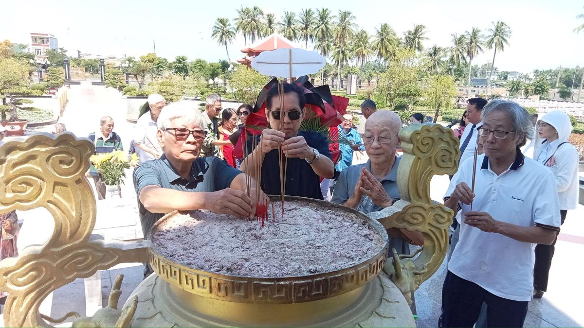Đoàn viếng hương tại mộ nhà văn, liệt sĩ Nguyễn Ngọc Anh.