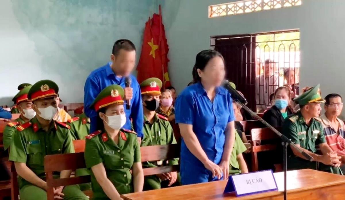 Hai bị cáo Đức và Tuyết tại phiên tòa.