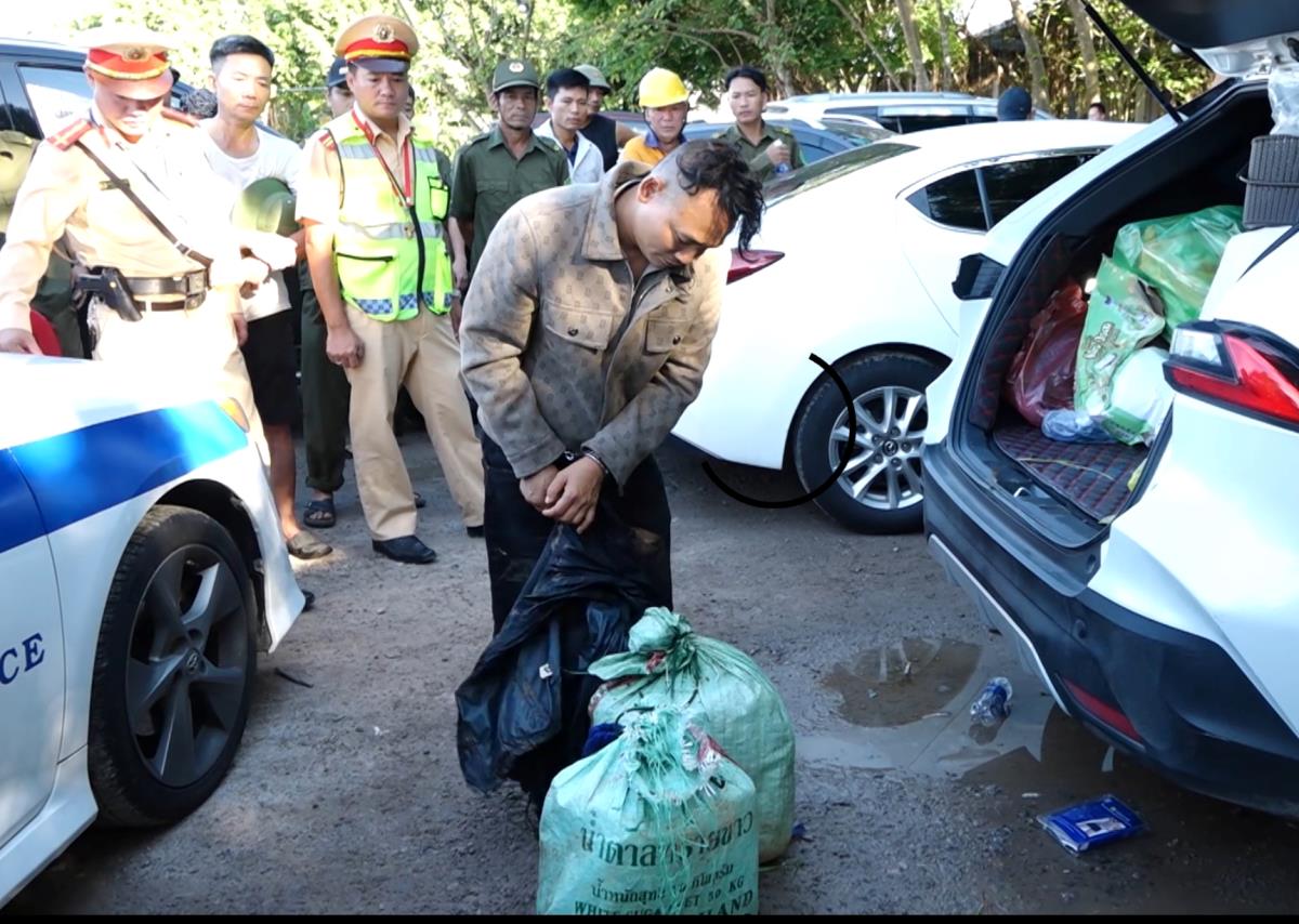 Khẩu súng thu giữ trên xe đối tượng