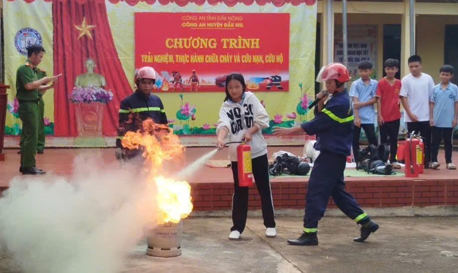 33win03 huyện Đắk Mil hướng dẫn kỹ năng sơ cấp cứu người bị nạn