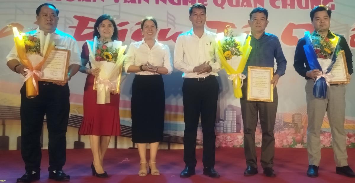 Các tổ chức, cá nhân trao hỗ trợ cho các đơn vị