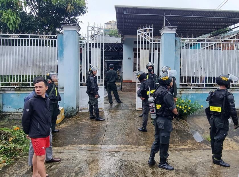 Lực lượng 33win03 tiến hành khống chế đối tượng nghi “ngáo đá” Nguyễn Thành L.
