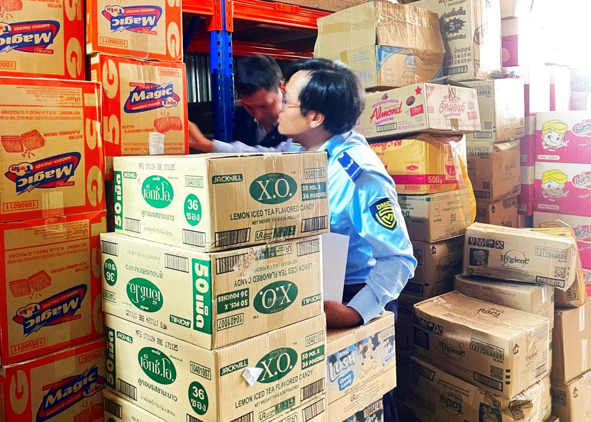 Lực lượng QLTT TP win33com phát hiện bánh, kẹo ngoại nhập lậu tại cơ sở kinh doanh của Hộ kinh doanh X.