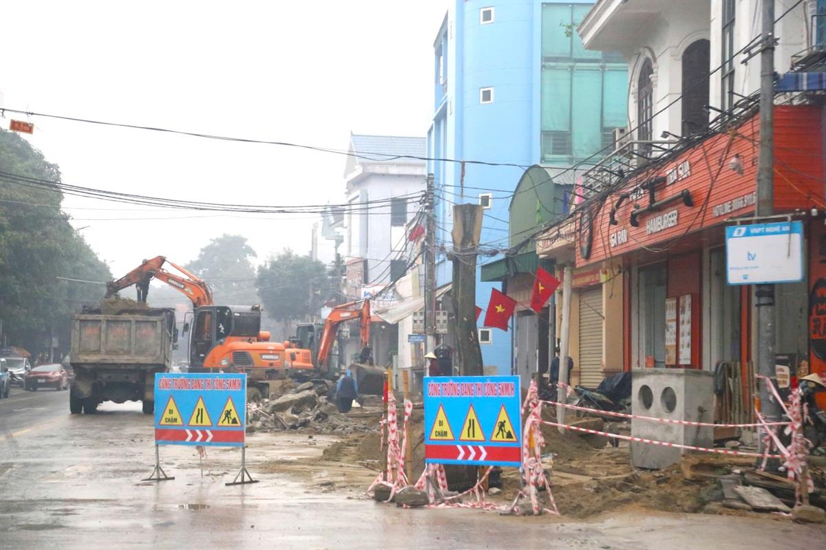 Nhiều đoạn vỉa hè tại TP Vinh còn ngổn ngang.
