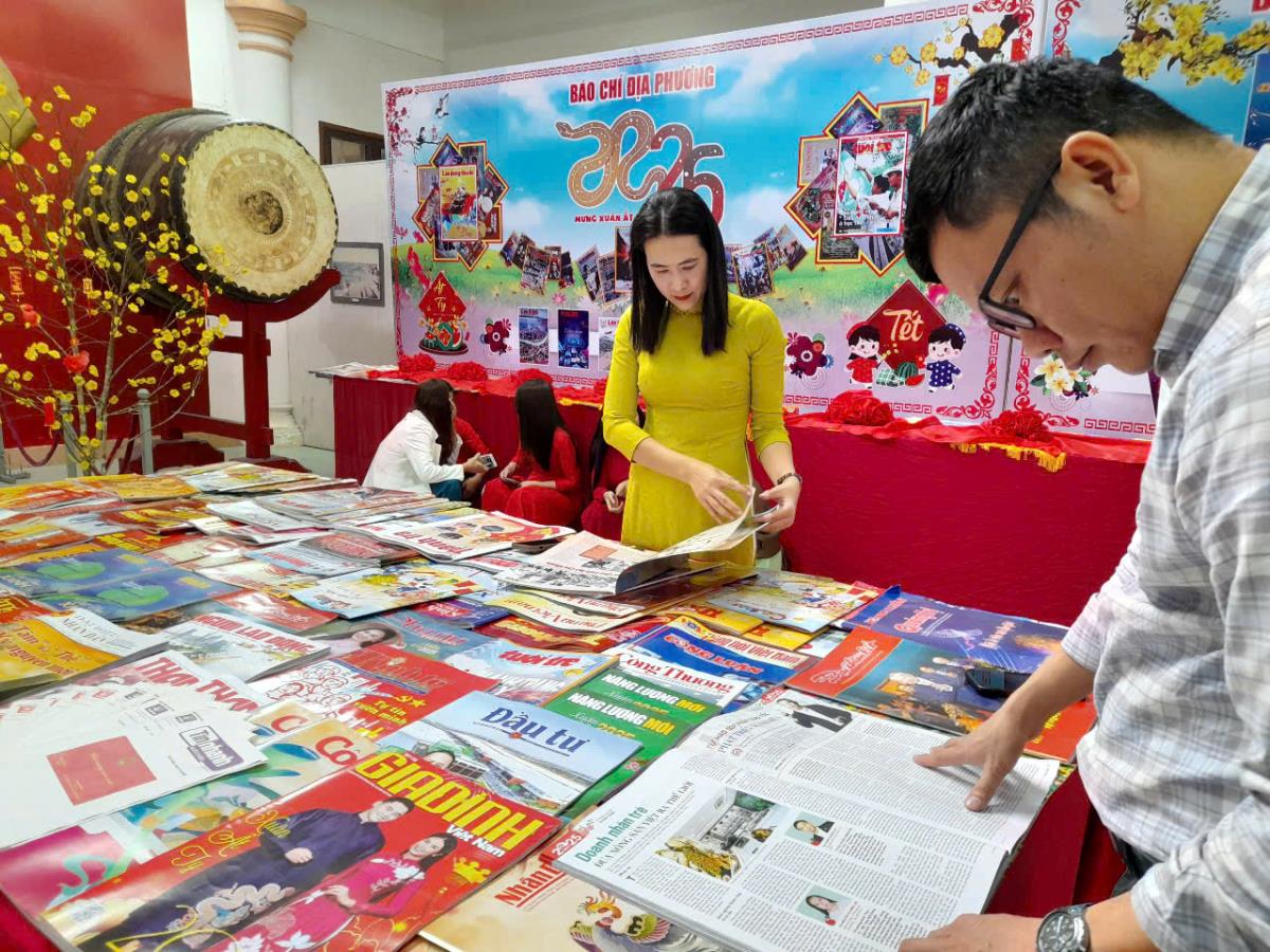 Sở Thông tin - Truyền thông Quảng Trị trao quà cho các học sinh vượt khó tại sự kiện Hội báo Xuân