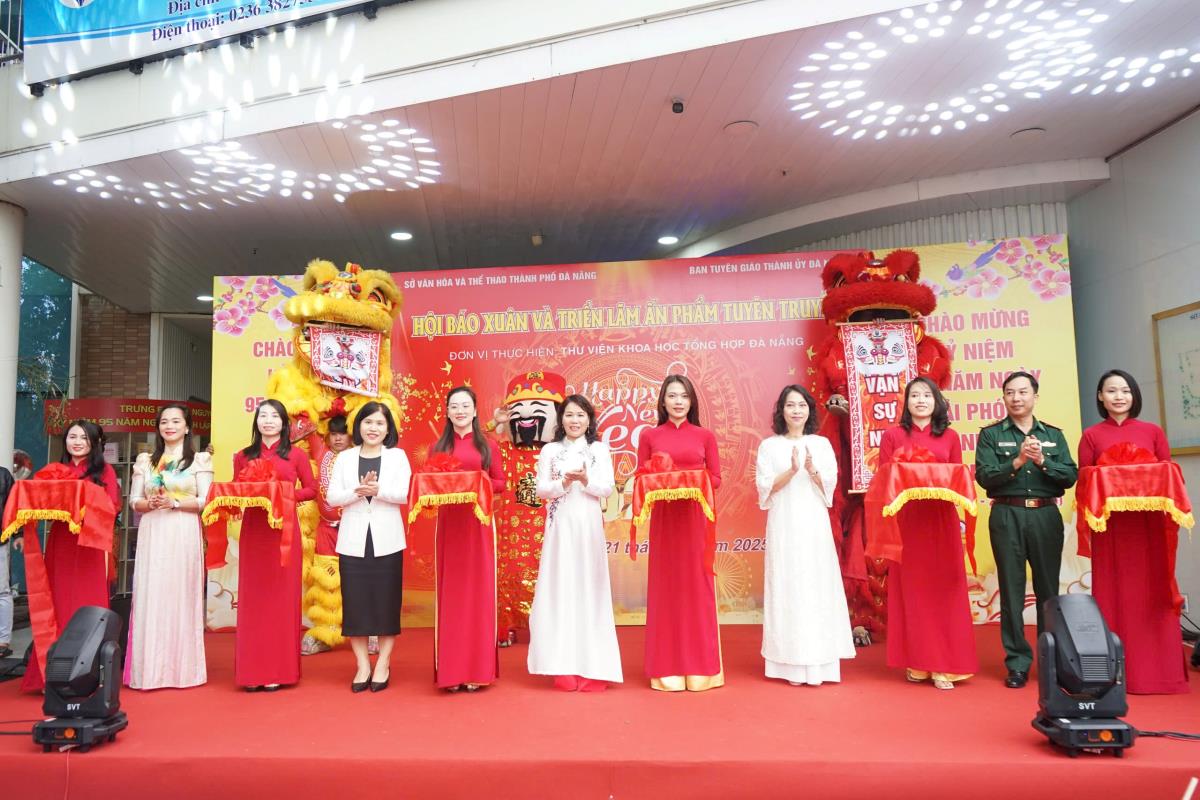 Hoạt động tặng thư pháp tại sự kiện Hội Báo Xuân và Triển lãm ấn phẩm tuyên truyền