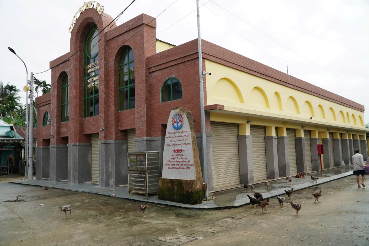 Chợ Đồng Ké hoàn thành nhưng chưa đưa vào hoạt động nên các tiểu thương vẫn đang buôn bán tạm ở sân vận động thôn An Kim.